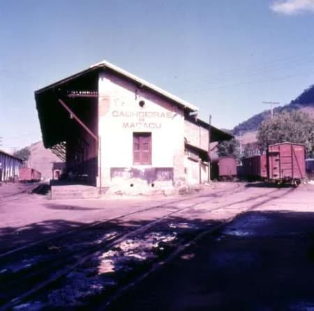 A estação, já "no osso", mas ainda com trilhos e vagões — provavelmente no início dos anos 1970.